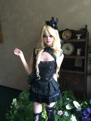 GOTHIC STRIPE CUTOUT TOP & LACE MINI SKIRT / LG1668