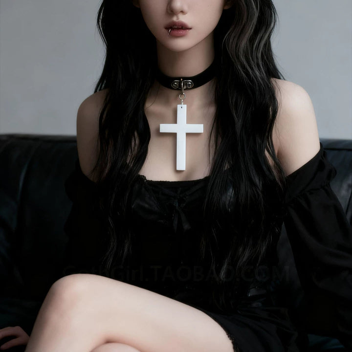 GOTHIC WOODEN CROSS CHOKER / A1158